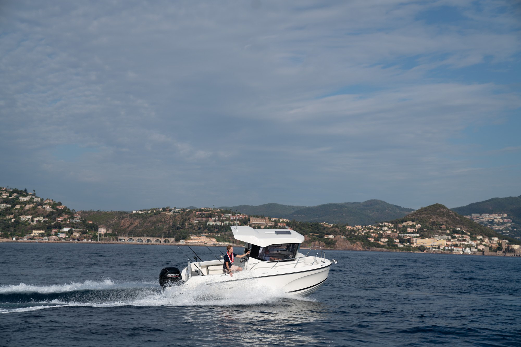 Quicksilver-625-pilothouse0475