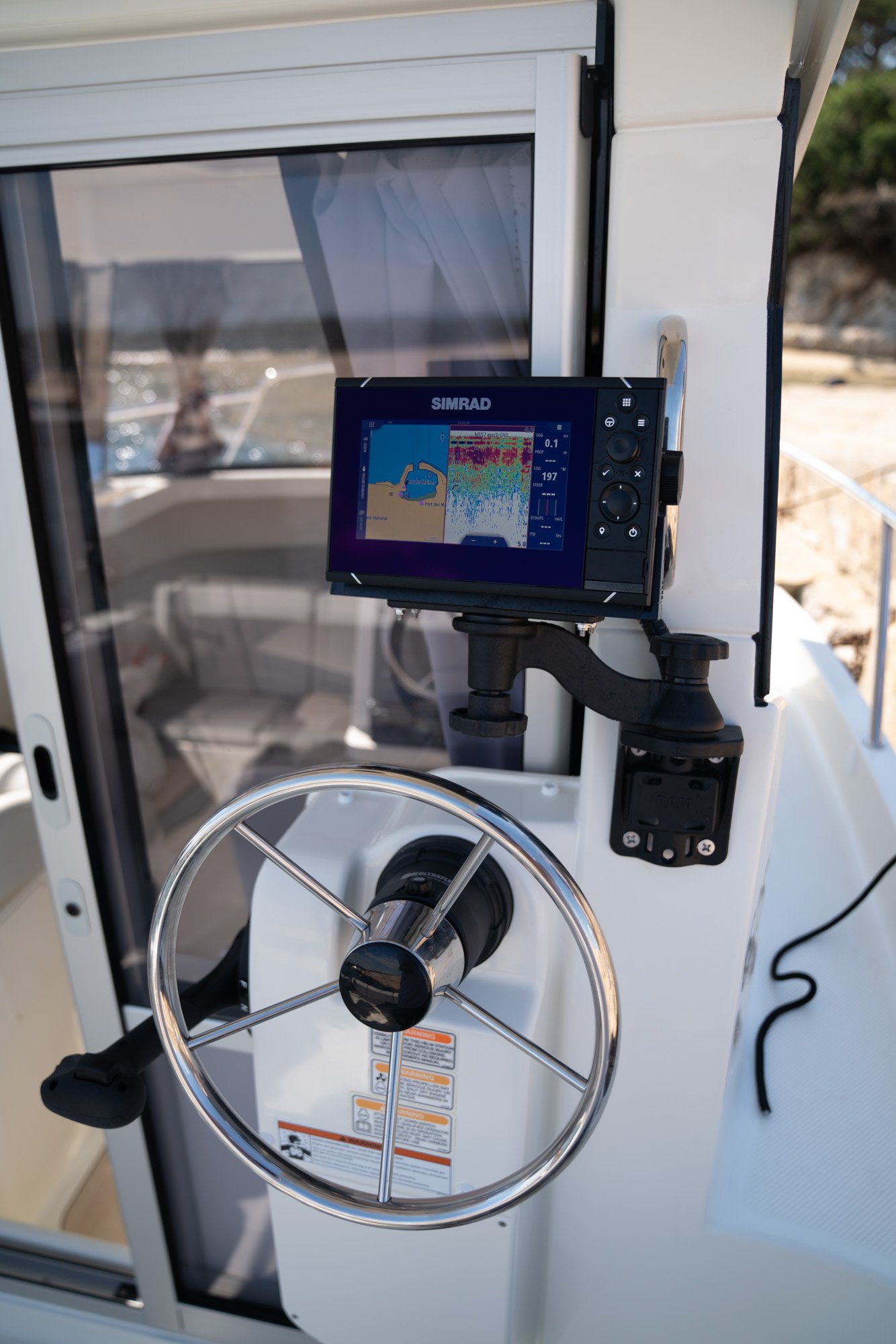 Quicksilver-625-pilothouse0737