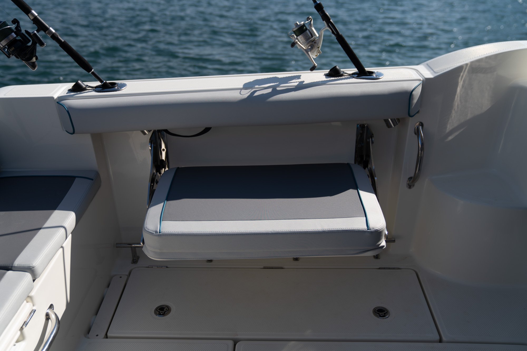 Quicksilver-625-pilothouse0773