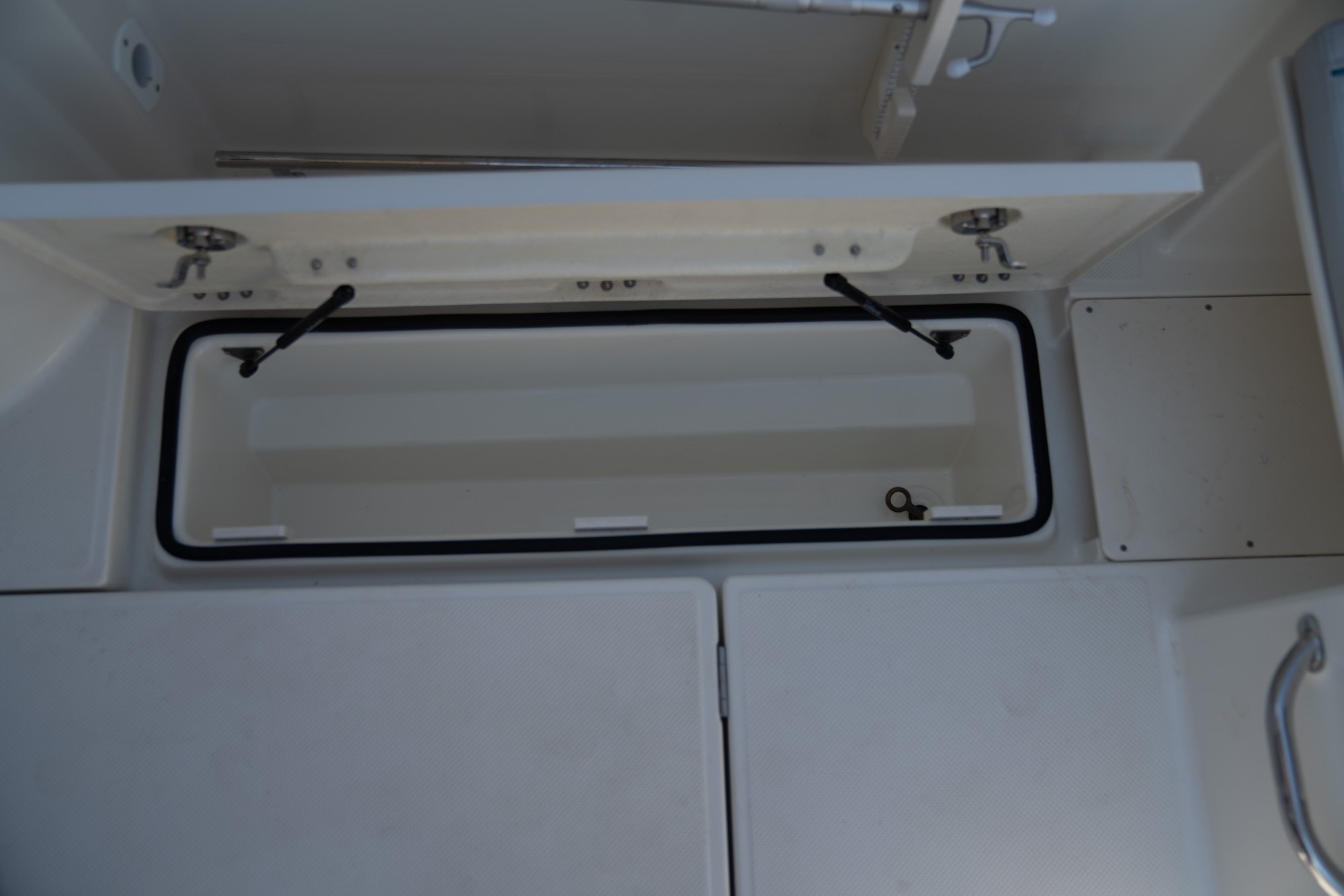 Quicksilver-625-pilothouse0774