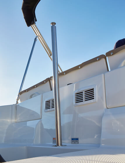 675-sundeck-details-1055_ski-mast_f