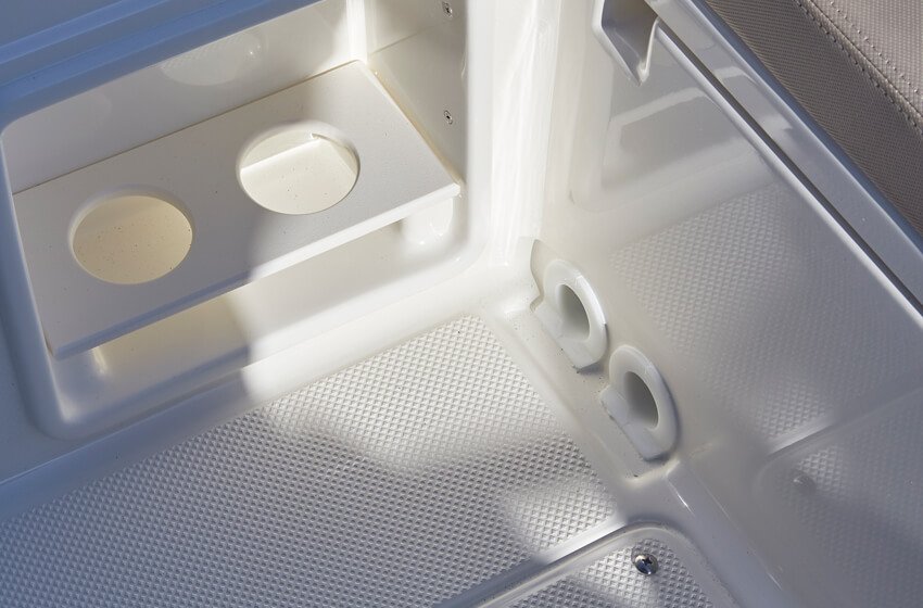 675-sundeck-details-0440-self-bailing-cockpit_f