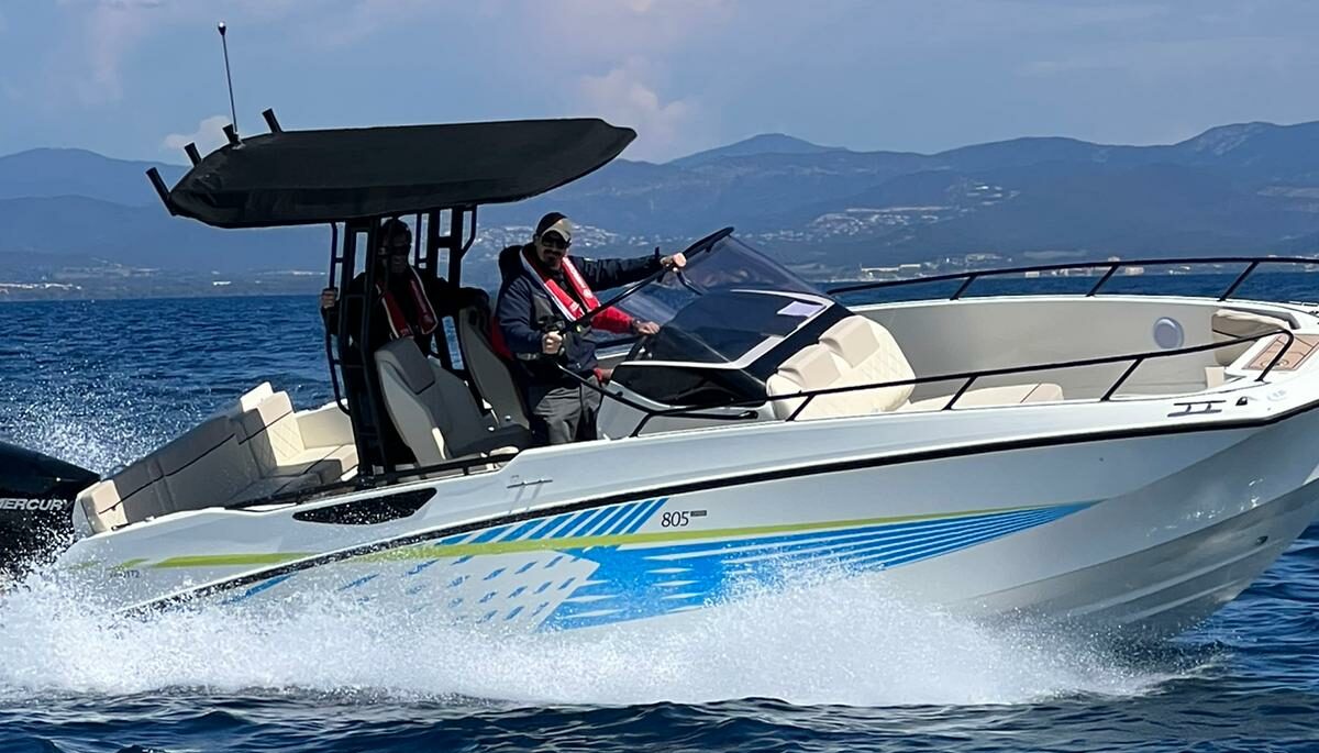 Elementos de seguridad obligatorios para barcos de recreo: del chaleco salvavidas a la VHF